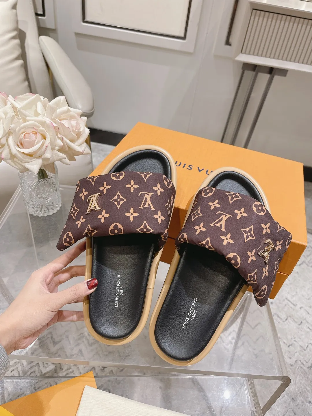 👟👟Ex-factory price 360👟👟 Lvjia brand | ²⁰²5 𝐬𝐬 💛2025 spring and summer latest popular Velcro series...Couple style thick-soled slippers, new rare products at the purchasing level💫 🍒This style is the favorite of celebrities🌟big internet celebrities. A simple and elegant sandal. A good style that you can't take your eyes off at a glance! The thick sole has the effect of increasing the height of the feet. It has the function of elongating the legs immediately. It is exquisite and low-key luxury✔️ No matter it is paired with skirts or trousers, it is super aura🛍 ━━━━━ ЅᏇєєt ━━━━━ ▪️Upper: LV old floral fabric ▪️Outsole: original molded outsole ▪️Shoe size: 35-45
